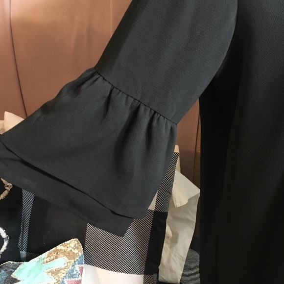 Belongsei - Straight black dress with ruffle sleeve - Picture 4 of 8